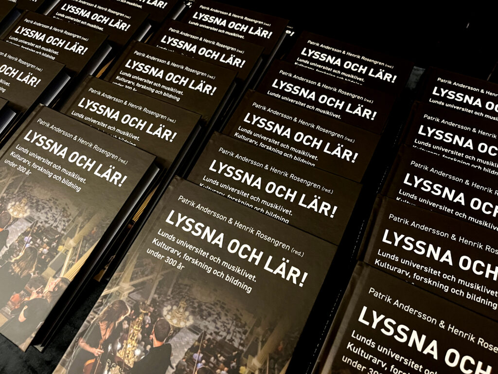 Många böcker på ett bord.